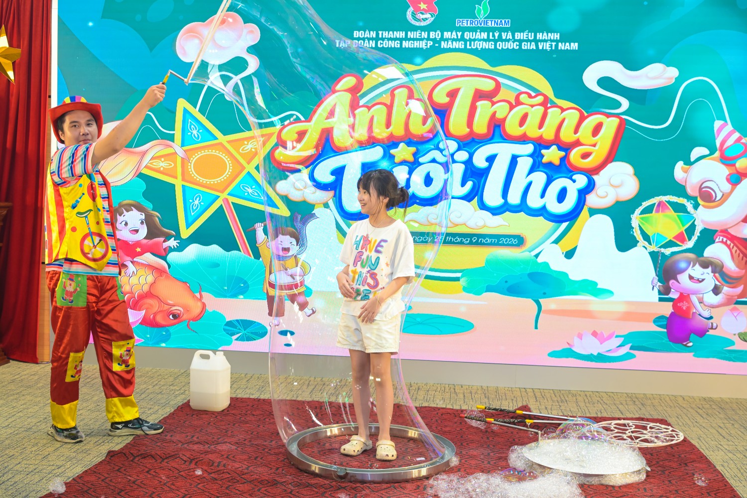 Các em nhỏ hào hứng giao lưu cùng các nghệ sĩ trong chương trình.