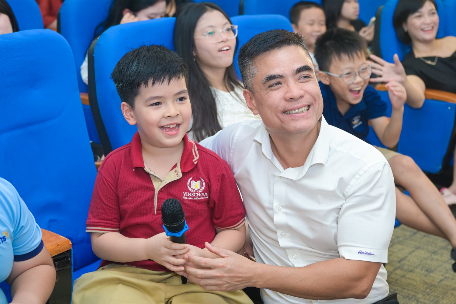 Phần giải đố tạo không khí sôi nổi với sự tham gia của cả phụ huynh và các em nhỏ.