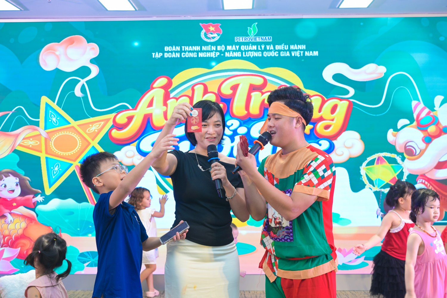 Những phần quà nhỏ được trao tặng, mang đến niềm vui cho các em thiếu nhi nhân dịp Tết Trung thu.