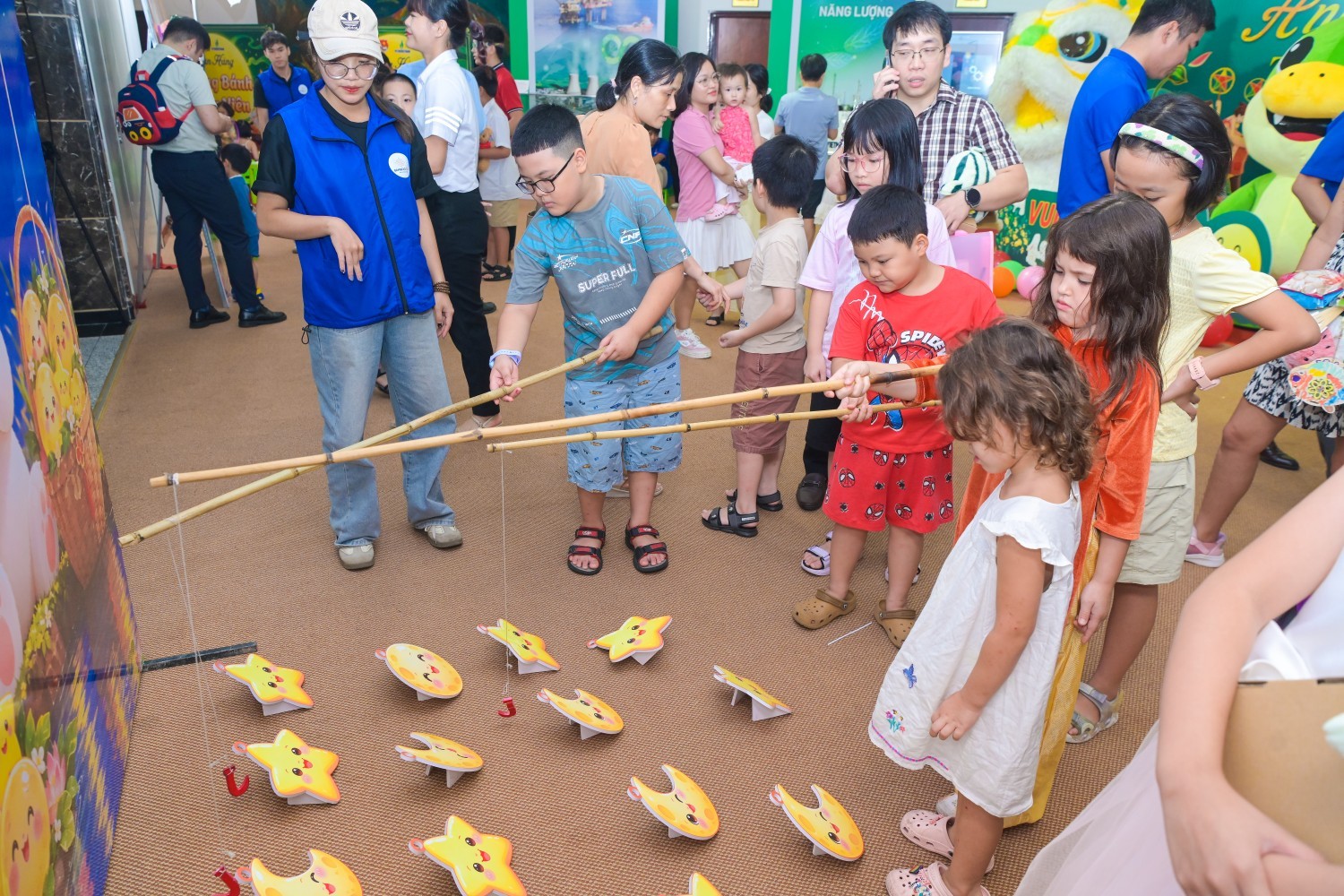 Các em nhỏ thích thú với trò chơi câu trăng tại chương trình “Ánh trăng tuổi thơ”.