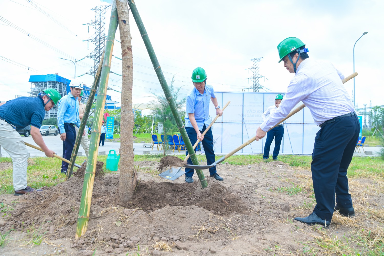 Các đại biểu tham gia trồng cây tại NMNĐ Thái Bình 2.