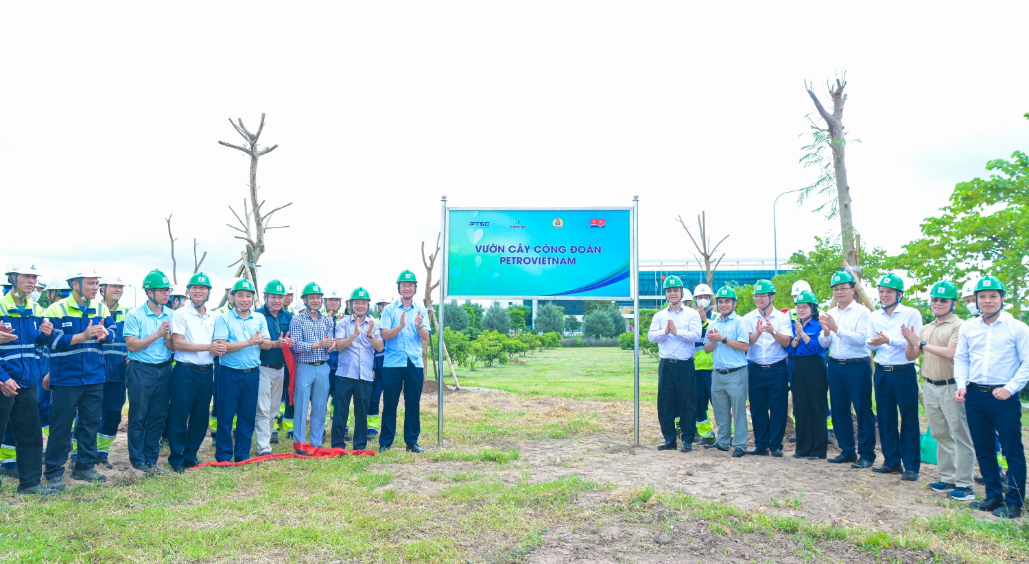 Các đại biểu thực hiện nghi thức gắn biển công trình Vườn cây Công đoàn PETROVIETNAM.