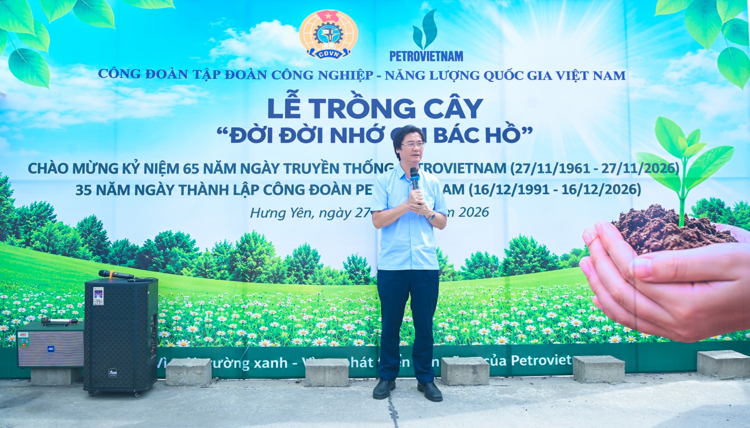 Đồng chí Nguyễn Mạnh Kha - Ủy viên Ban Chấp hành Tổng Liên đoàn Lao động Việt Nam, Chủ tịch Công đoàn PETROVIETNAM phát biểu tại buổi lễ.