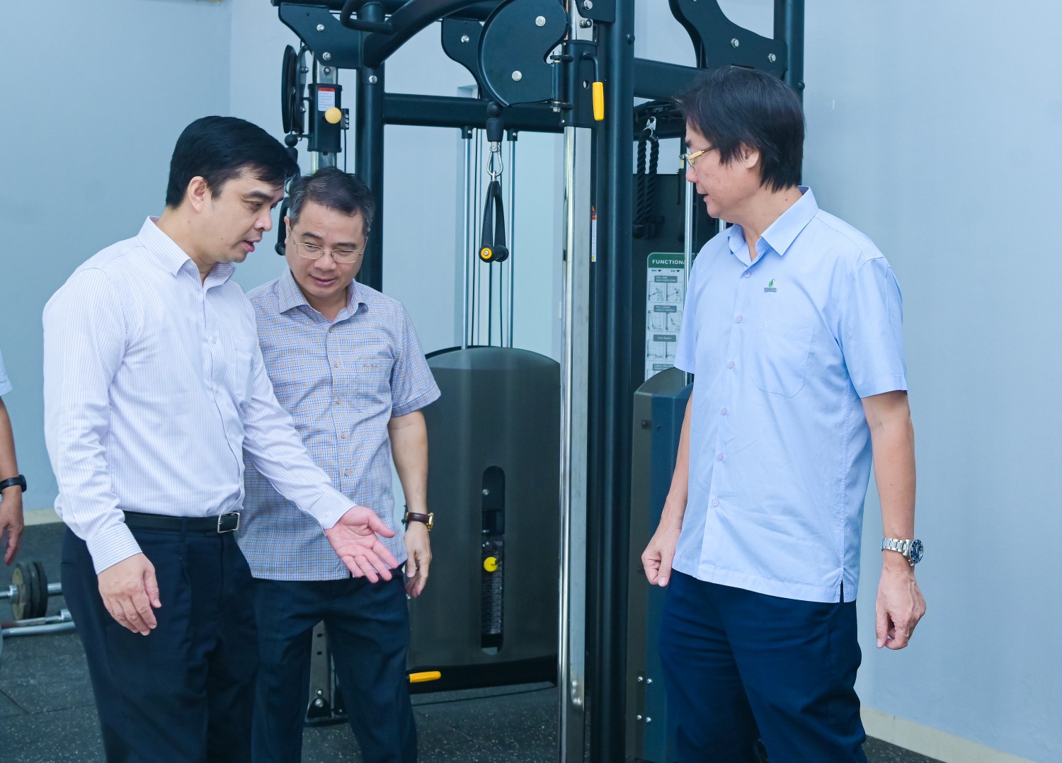 Đồng chí Nguyễn Minh Đạo giới thiệu với các đại biểu hệ thống trang thiết bị được đầu tư nhằm phục vụ nhu cầu rèn luyện thể chất của cán bộ, công nhân viên NMNĐ Thái Bình 2.