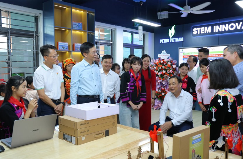 Tìm hiểu về mô hình cổng thông minh do chính các em học sinh lập trình dưới sự hướng dẫn của các giảng viên Trường Đại học Dầu khí Việt Nam (PVU).