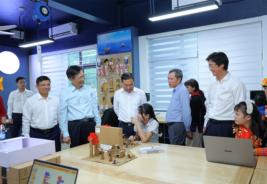 Lãnh đạo PETROVIETNAM thăm phòng học STEM tại Trường PETROVIETNAM - Phong Thổ. Ảnh: A.N/Bnews/vnanet.vn