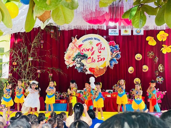 Chương trình “Trung thu cho em” do Chi đoàn PTSC Miền Trung phối hợp tổ chức tại Trường Mầm non số 2 Phú Trạch.