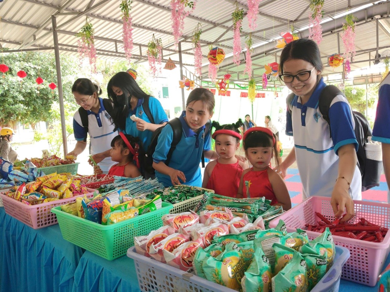 Đoàn Thanh niên PTSC Long Phú mang quà Trung thu đến với các em nhỏ Trường Mầm non xã Đại Ngãi.