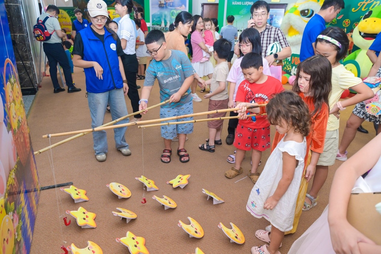 Các em nhỏ thích thú với trò chơi câu trăng tại chương trình “Ánh trăng tuổi thơ”.