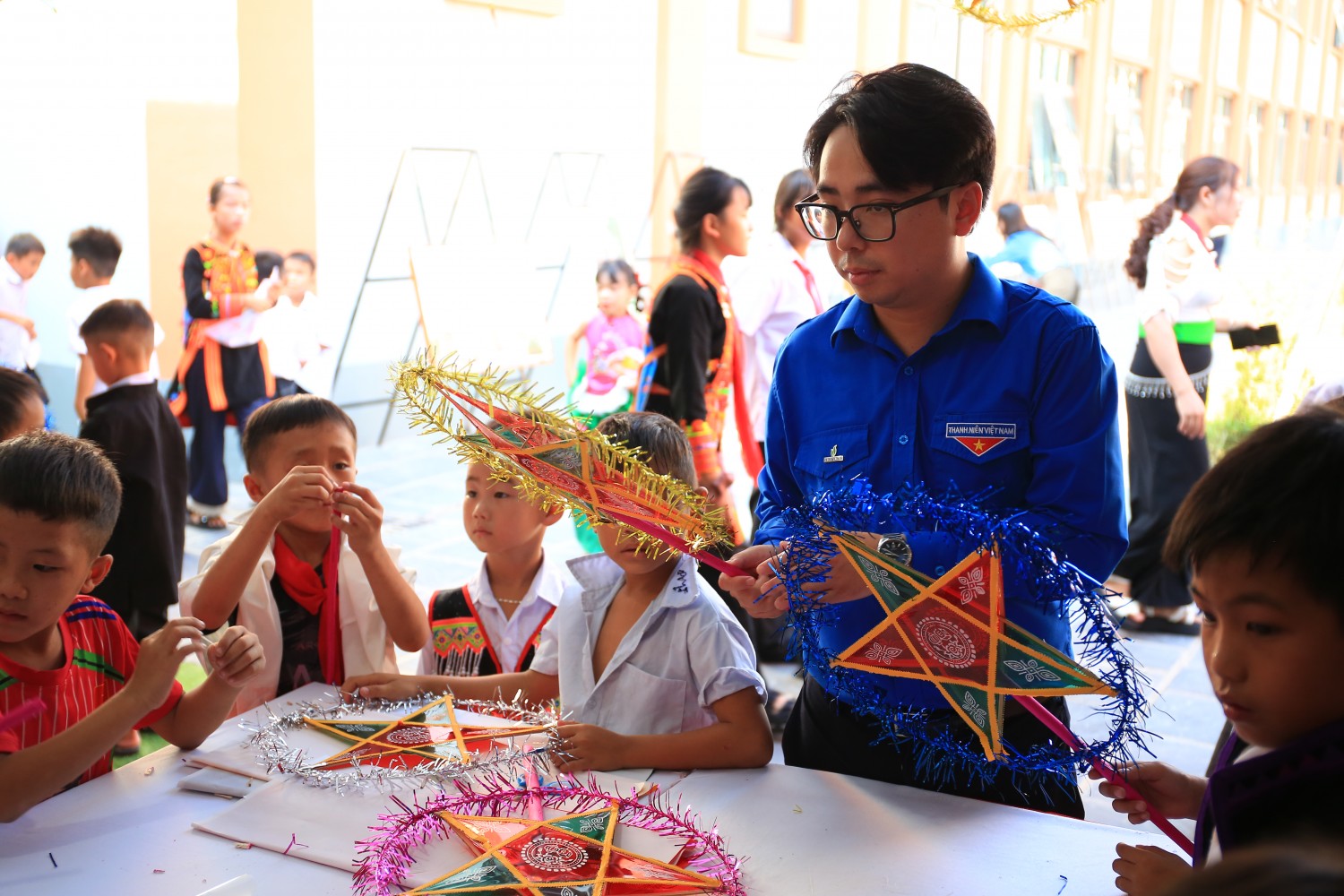 Bí thư Đoàn Thanh niên PETROVIETNAM Phạm Đăng An cùng các em học sinh trải nghiệm làm lồng đèn Trung Thu.