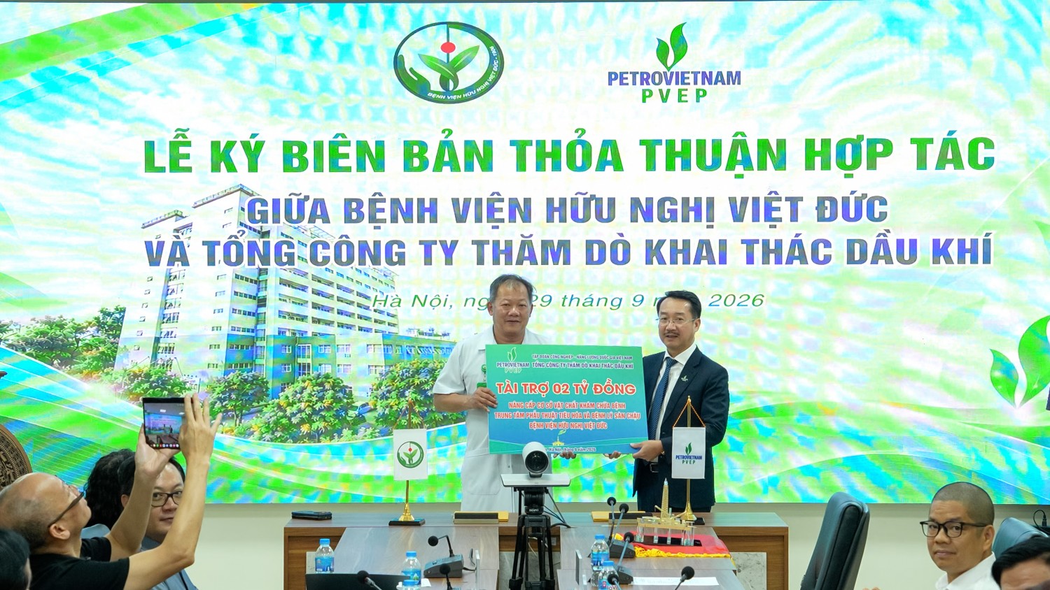 PVEP trao hỗ trợ 2 tỷ đồng để nâng cấp cơ sở vật chất phục vụ khám, chữa bệnh tại Trung tâm Phẫu thuật Tiêu hóa và Bệnh lý Sàn chậu thuộc Bệnh viện Hữu nghị Việt Đức.