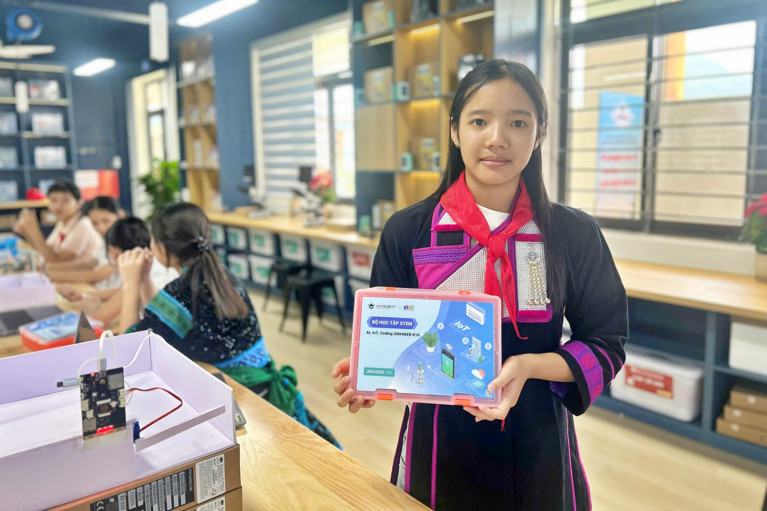 Học sinh Lý Hồng Vân bên cạnh mô hình “Cổng trường học thông minh