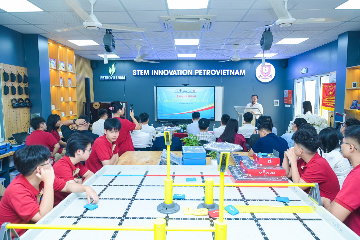 Toàn cảnh lễ khánh thành phòng STEM tại Trường THPT Khoa học Giáo dục.