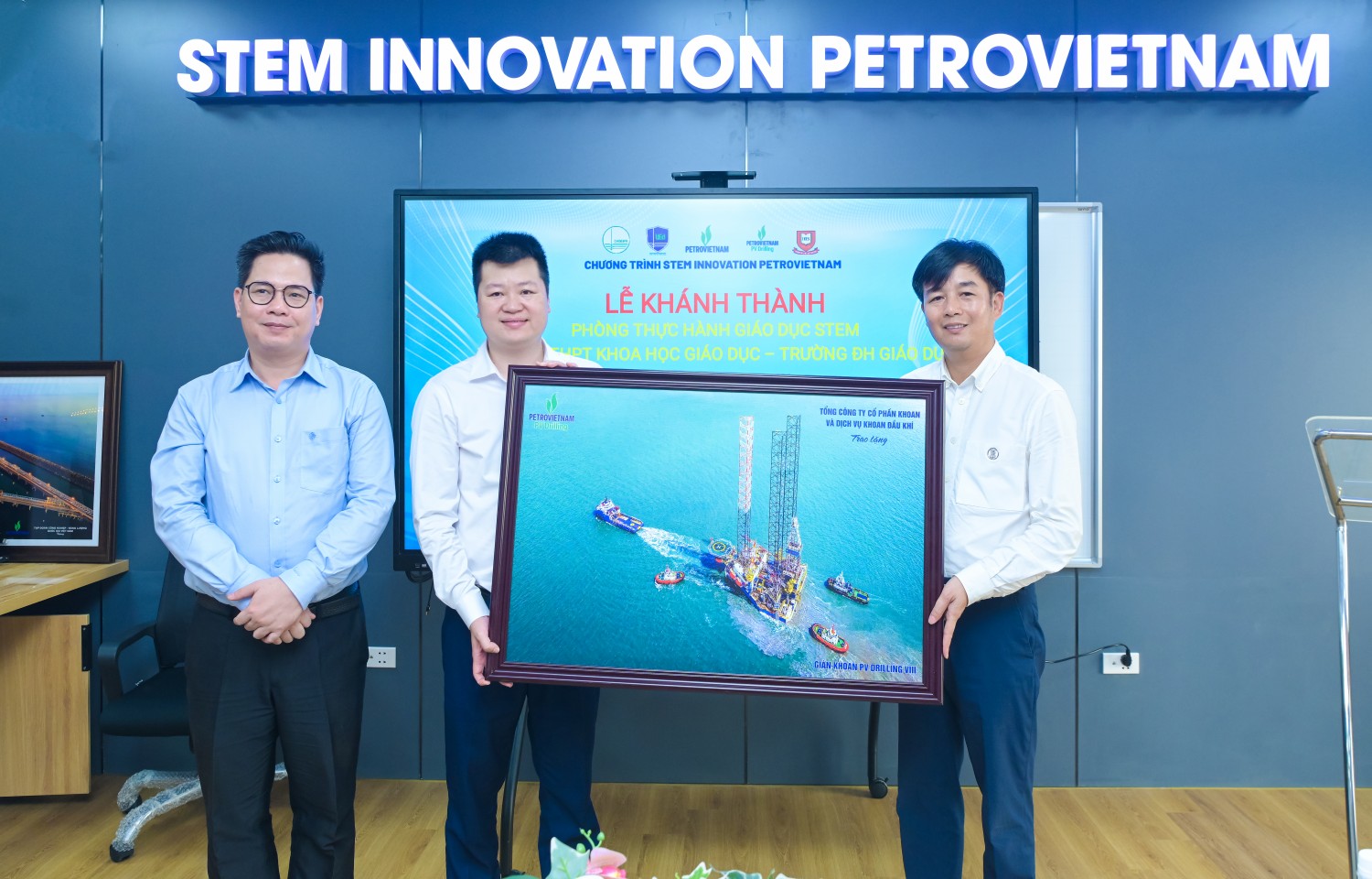 Lãnh đạo PV Drilling tặng bức tranh giàn khoan PV DRILLING VIII cho Trường THPT Khoa học Giáo dục.