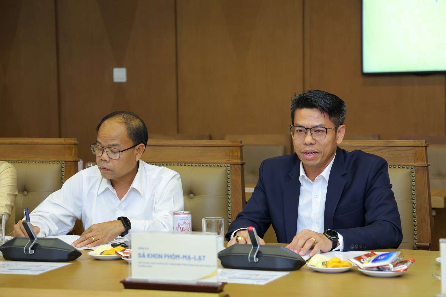 Đồng chí Sakhone Phommalath, Phó Trưởng ban Tuyên huấn Trung ương Đảng Nhân dân Cách mạng Lào đánh giá cao vai trò của PETROVIETNAM trong bảo đảm an ninh năng lượng của Việt Nam, cũng như hoạt động của Tập đoàn và các đơn vị thành viên tại Lào.