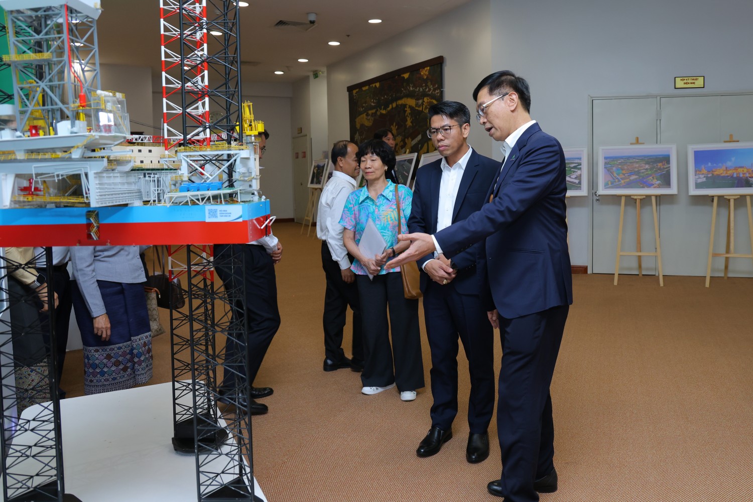 Đồng chí Trần Quang Dũng, Phó Bí thư Thường trực Đảng ủy PETROVIETNAM giới thiệu với đoàn về mô hình giàn khoan Tam Đảo 05.
