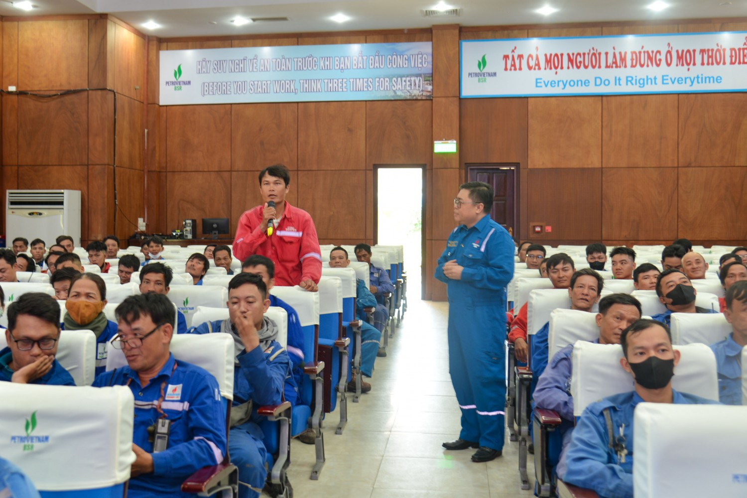 Người lao động các nhà thầu trao đổi, thảo luận về công tác an toàn khi làm việc tại NMLD Dung Quất.