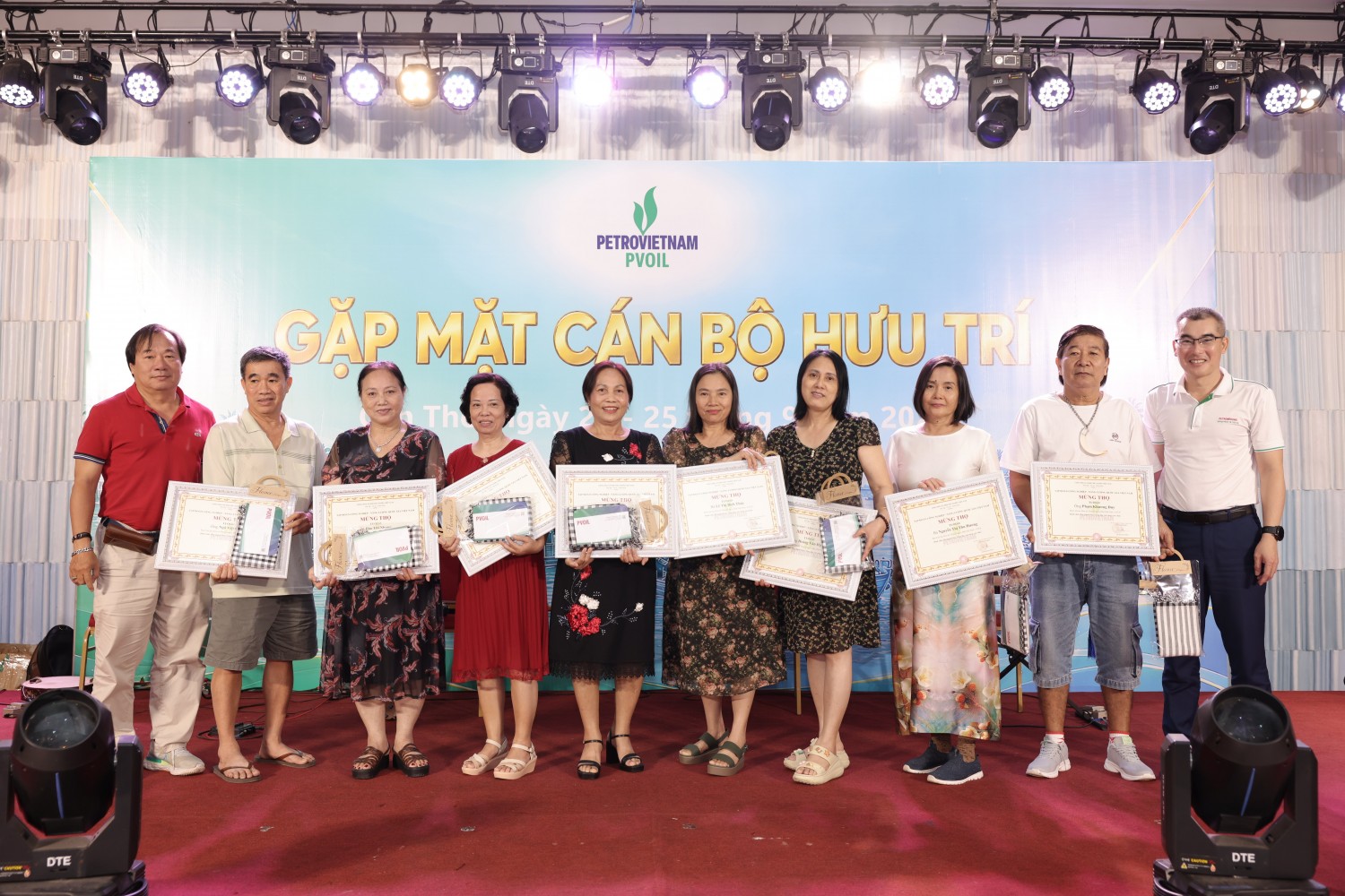 PVOIL tặng quà mừng thọ cho các cán bộ hưu trí