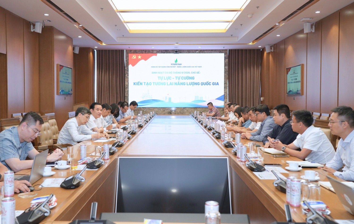 Đồng chí Lê Ngọc Sơn - Bí thư Đảng ủy, Chủ tịch HĐTV Tập đoàn và đồng chí Vũ Đào Minh - Phó Tổng Giám đốc Tập đoàn sinh hoạt tại Chi bộ Ban Thăm dò Khai thác Dầu khí, kỳ sinh hoạt tháng 9/2026.