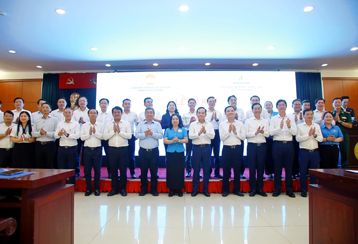 Các đại biểu tham dự buổi lễ.