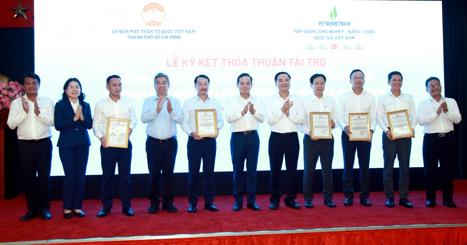 Bí thư Thành ủy TP Hồ Chí Minh Trần Lưu Quang trao thư cảm ơn cho các đơn vị tài trợ.