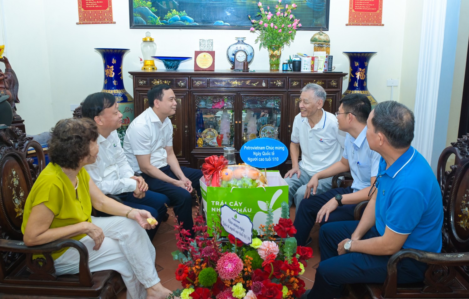 Đoàn gặp gỡ và thăm hỏi ông Nguyễn Quang, Trưởng Ban LLHT Bộ máy Quản lý và Điều hành PETROVIETNAM.