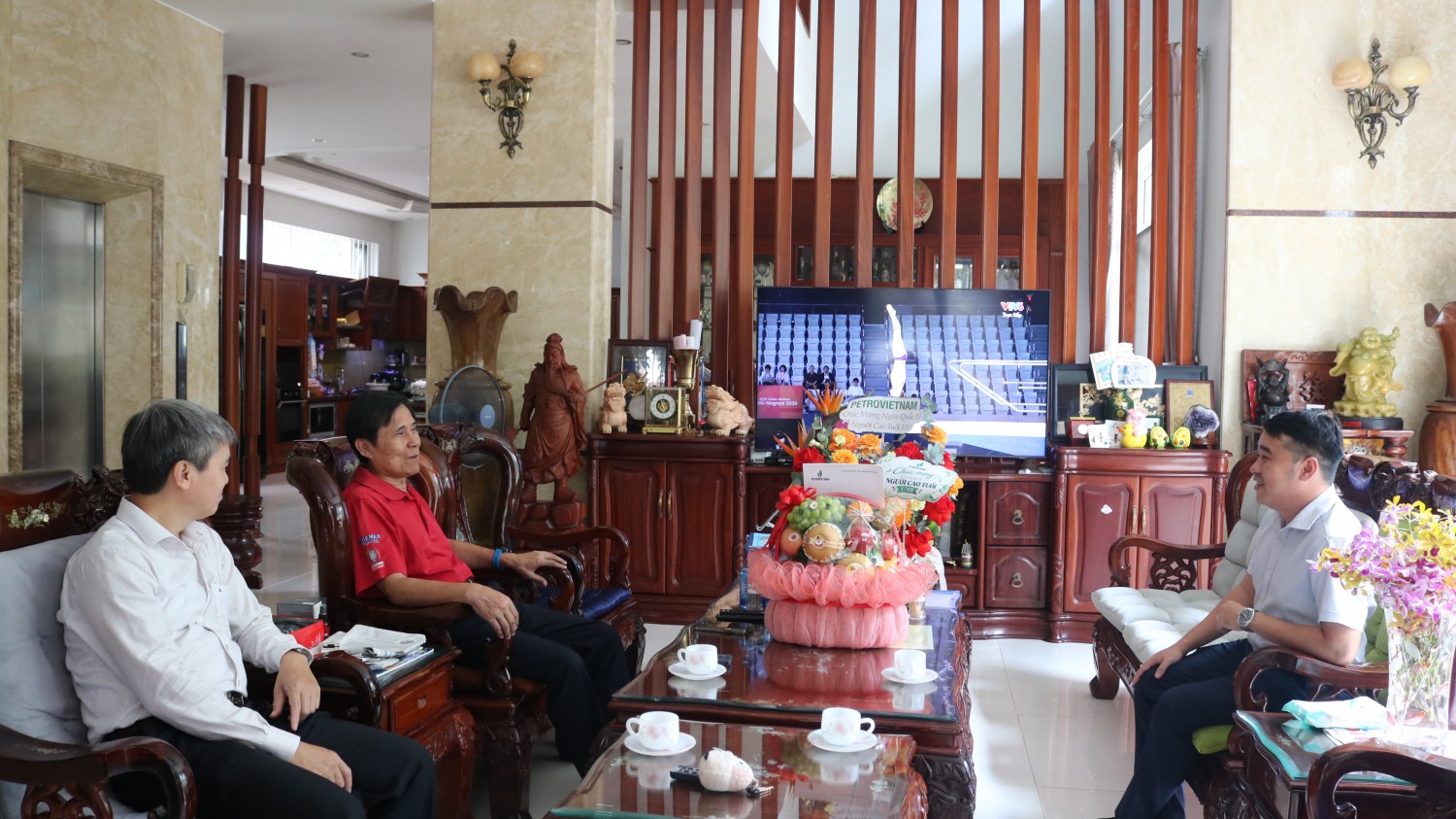 Đoàn công tác đến thăm hỏi ông Lê Minh Hồng, Phó Trưởng Ban LLHT Tập đoàn.