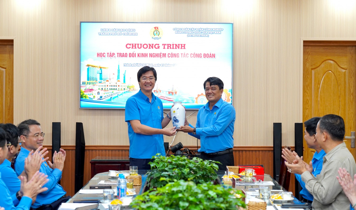 Liên đoàn Lao động TP.HCM tặng quà lưu niệm cho Công đoàn PETROVIETNAM