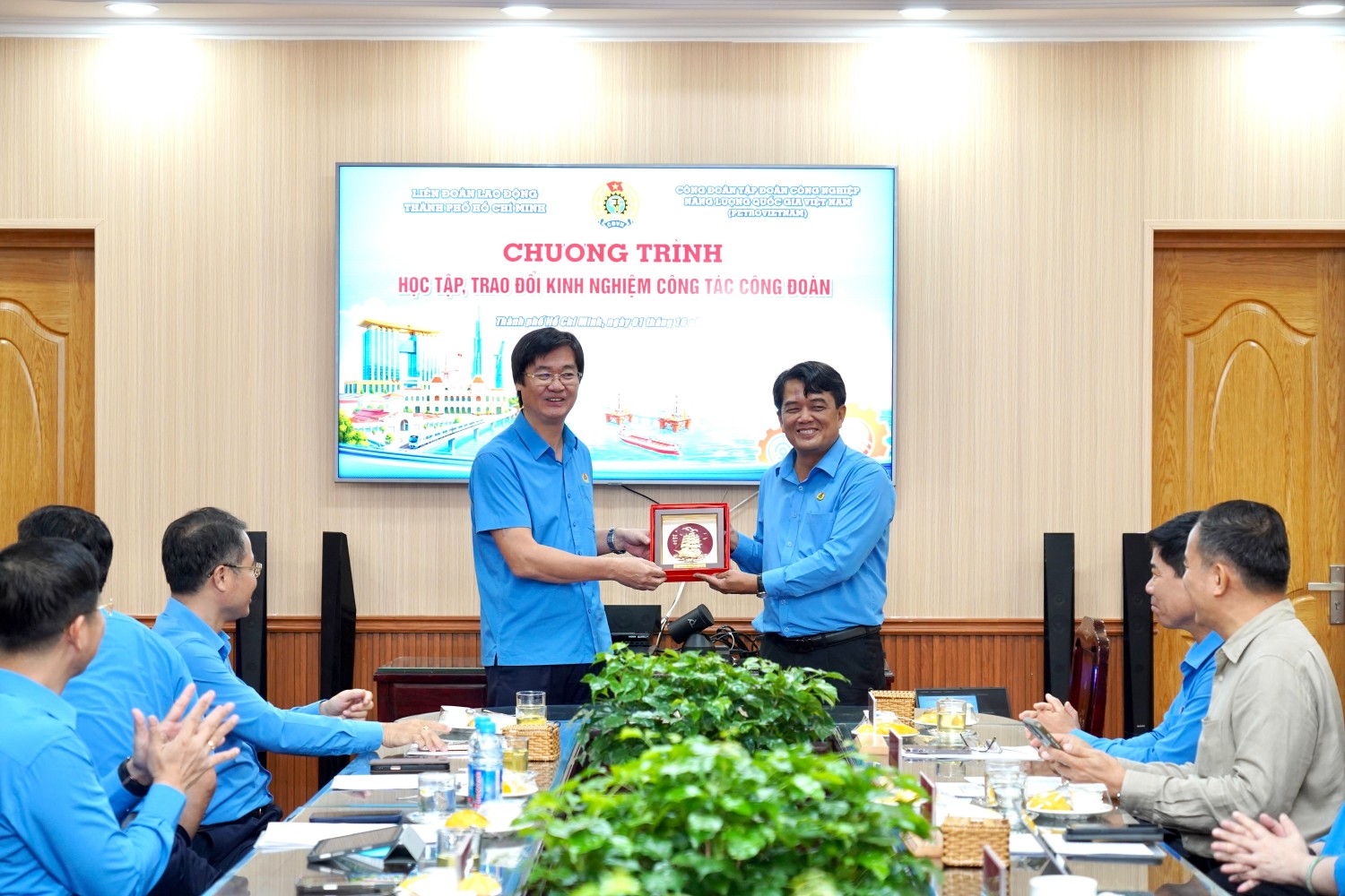 Công đoàn PETROVIETNAM tặng quà lưu niệm cho Liên đoàn Lao động TP.HCM