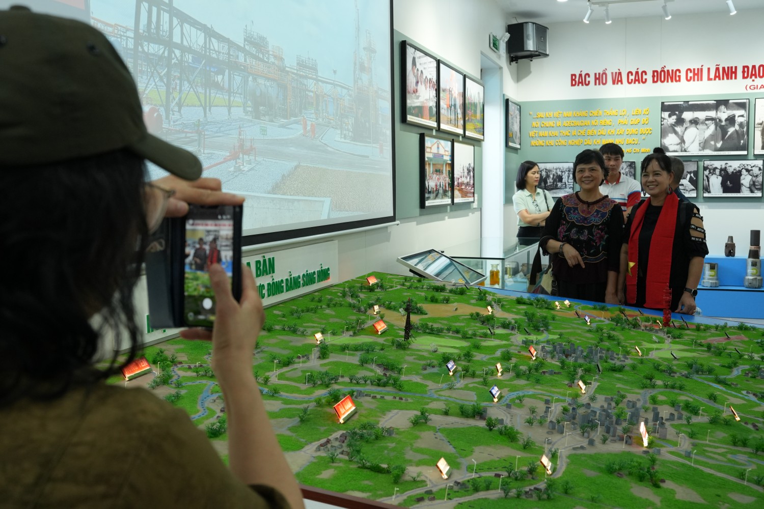 Các cán bộ hưu trí lưu lại những kỷ niệm tại Khu lưu niệm công trình dầu khí đầu tiên.