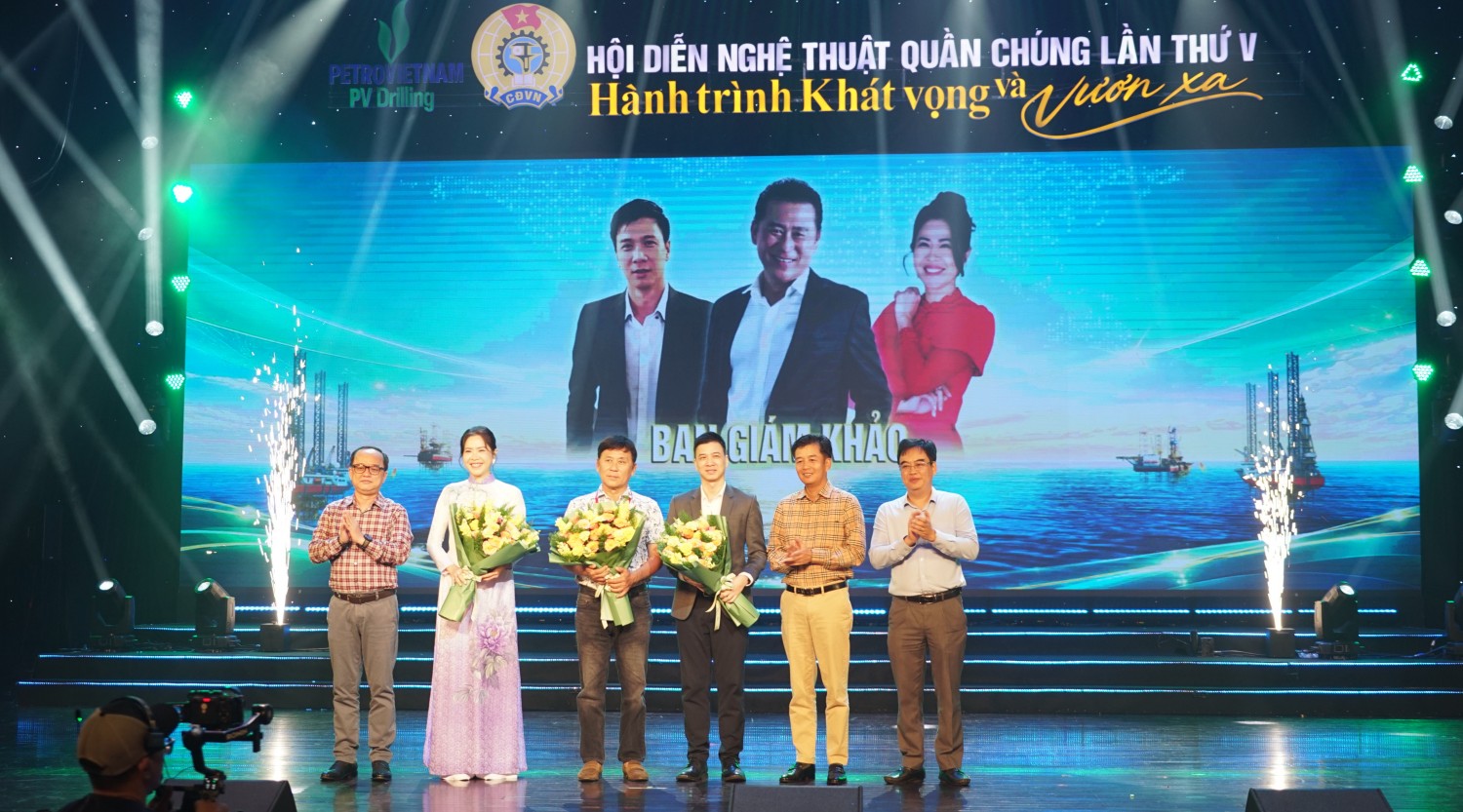 Ông Nguyễn Duyên Hiếu - Phó Chủ tịch HĐQT PV Drilling, ông Đinh Quang Nhựt - Phó Tổng Giám đốc PV Drilling và ông Hoàng Xuân Bách - Chủ tịch Công đoàn PV Drilling trao hoa cảm ơn các thành viên trong Ban Giám khảo đã đồng hành cùng Hội diễn Nghệ thuật quần chúng lần thứ V.