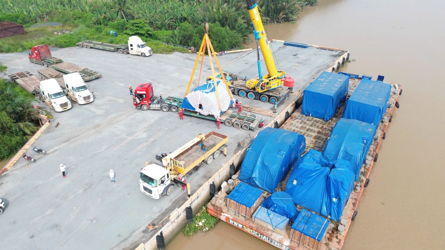 Lô hàng sau khi cập cảng, được trung chuyển về công trường NMNĐ Long Phú 1.