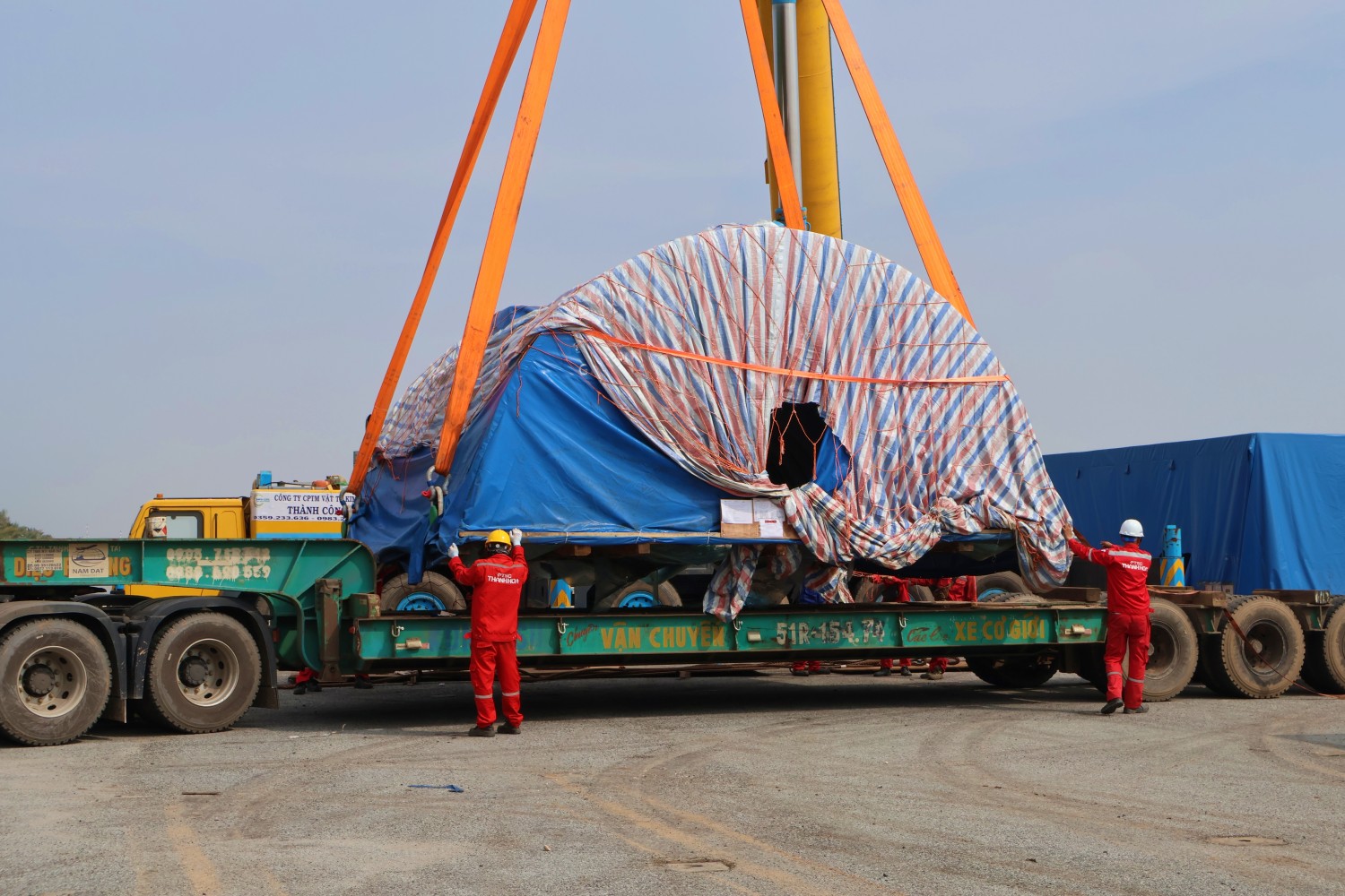 Việc lô thiết bị STG đầu tiên về đến công trường cho thấy các công việc thuộc chuỗi mua sắm - vận chuyển - tiếp nhận thiết bị đang được triển khai đồng bộ.