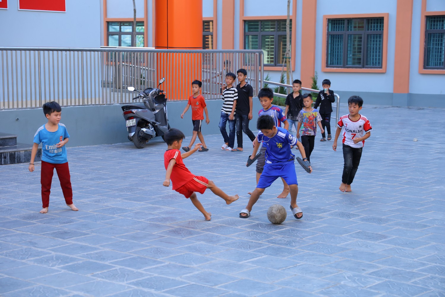 Sau giờ học, các em học sinh được thoải mái vui chơi trong khuôn viên nhà trường.