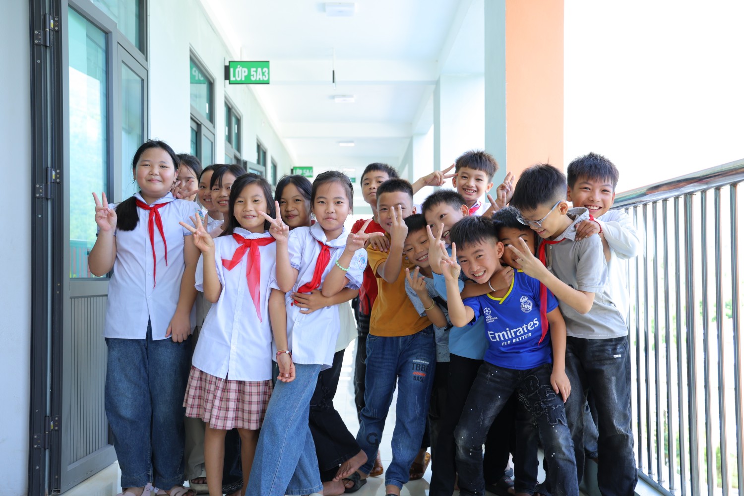 Những nụ cười tỏa nắng của các em học sinh Trường PETROVIETNAM - Phong Thổ.
