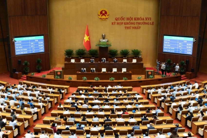 Luật Dầu khí số 10/2026/QH16 đã được Quốc hội khóa XVI thông qua ngày 23 tháng 8 năm 2026 tại Kỳ họp không thường lệ lần thứ nhất và được Chủ tịch nước công bố tại Lệnh số 15/2026/L-CTN ngày 26/8/2026, có hiệu lực thi hành từ ngày 01/3/2027.