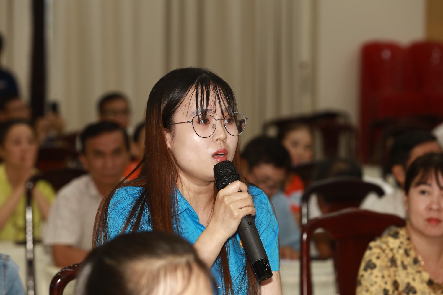 Các cử tri tham gia ý kiến tại Hội nghị.