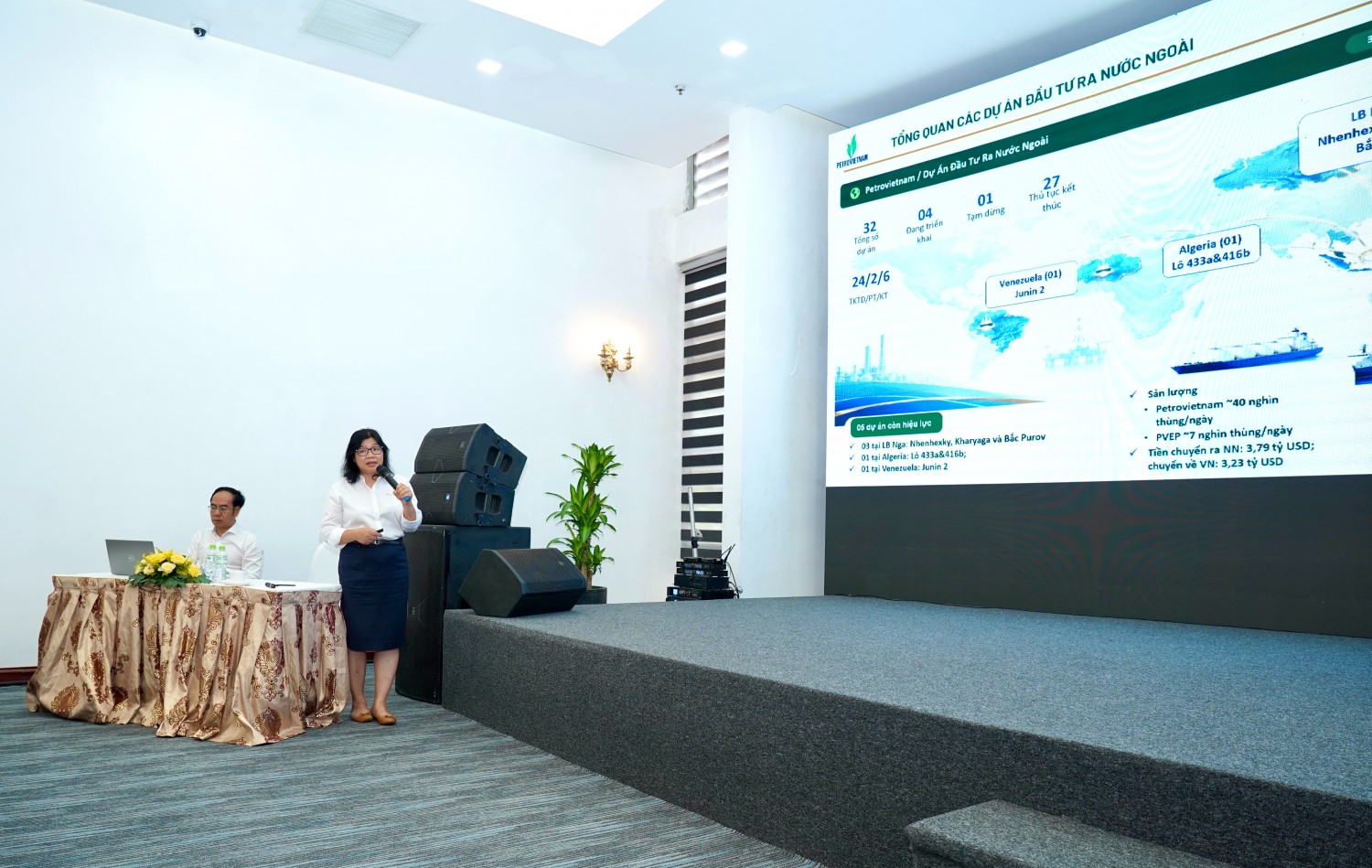 Bà Trần Thái Ninh - Phó Trưởng Ban Quản lý hợp đồng Tập đoàn trình bày các văn bản pháp luật mới