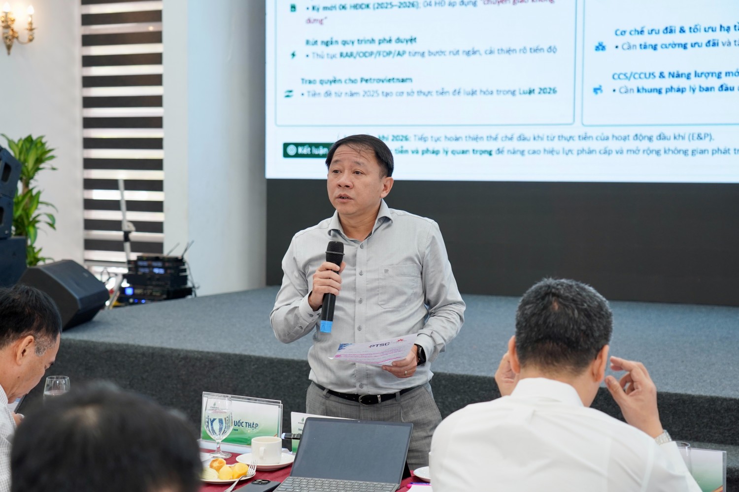 Ông Trần Thanh Tùng – Quyền Cục trưởng Cục Năng lượng – Dầu khí, Bộ Công Thương đóng góp ý kiến tại Hội nghị