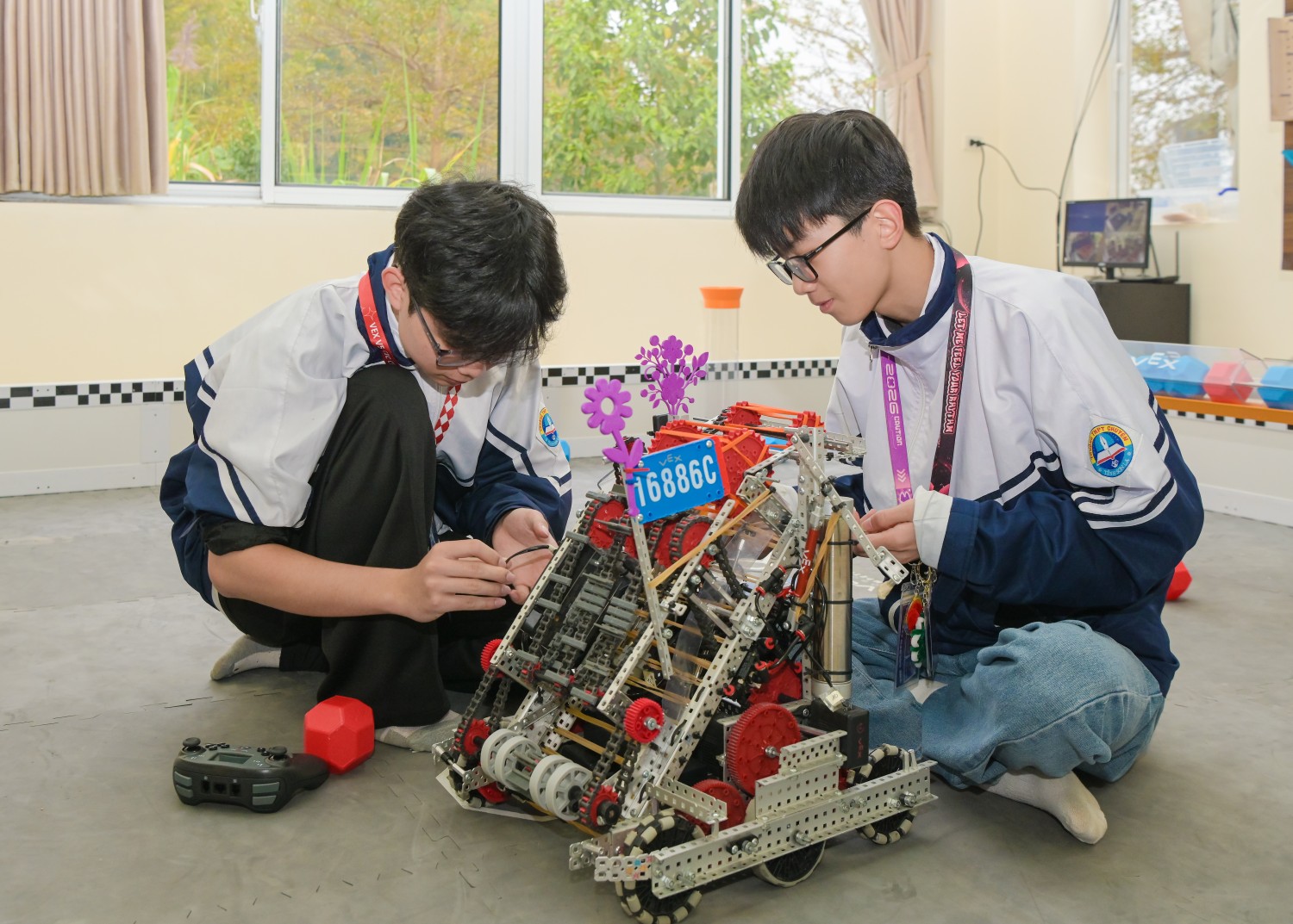 Học sinh vận dụng kiến thức khoa học, công nghệ, kỹ thuật và toán học để lập trình robot, thiết kế mô hình, thực hiện thí nghiệm.