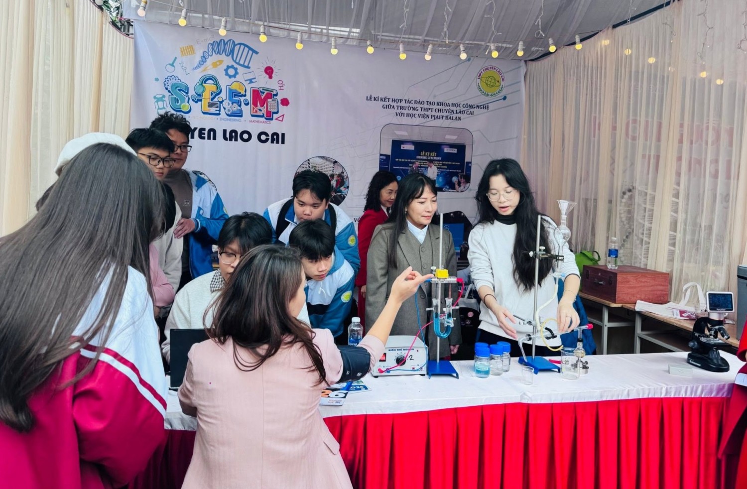 Ngày hội STEM của Trường THPT Nguyễn Huệ (Lào Cai) thu hút khoảng 5.000 lượt người tham gia.