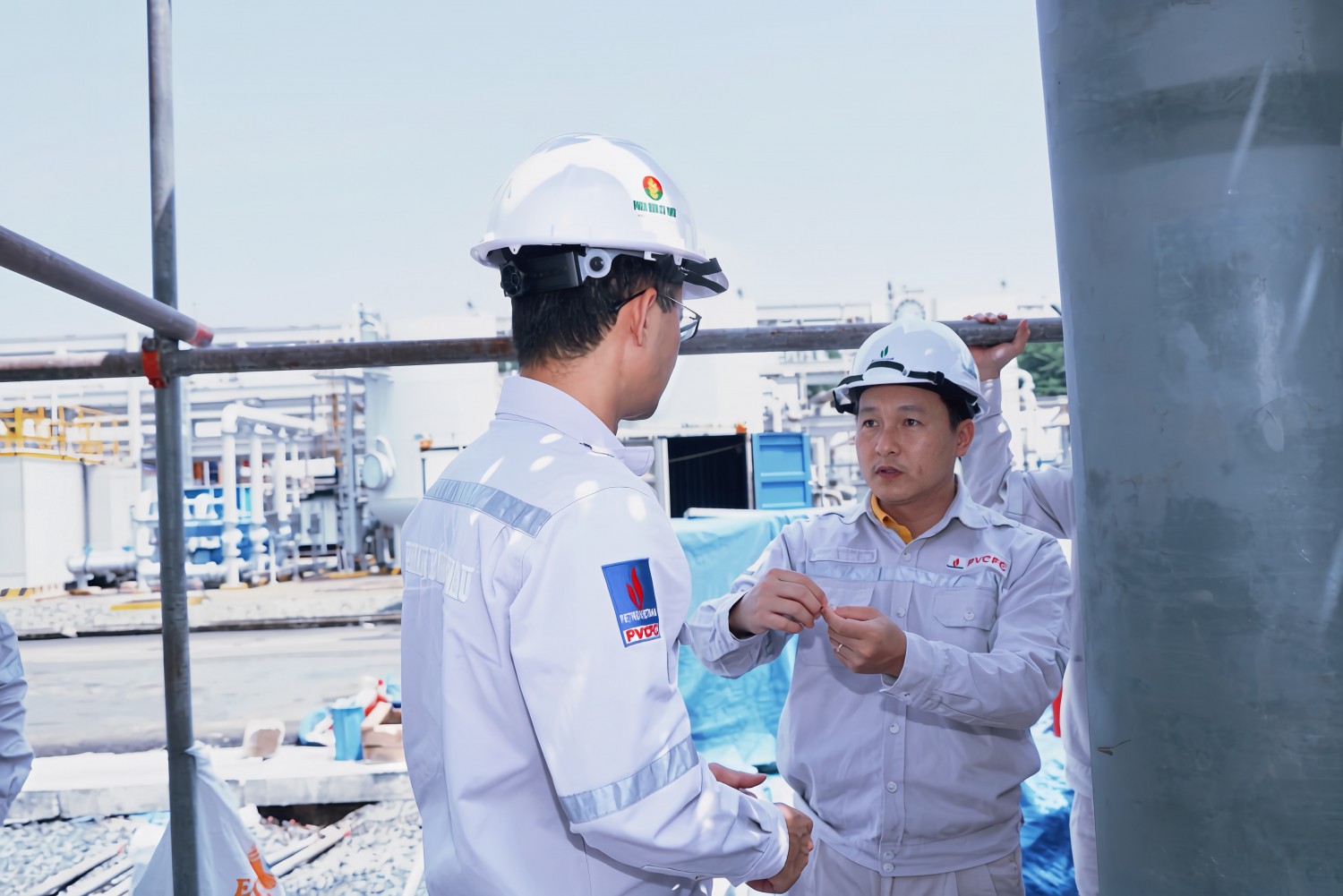 Ông Nguyễn Thanh Tùng - Tổng Giám đốc PVCFC trực tiếp kiểm tra công tác thi công tại công trường.