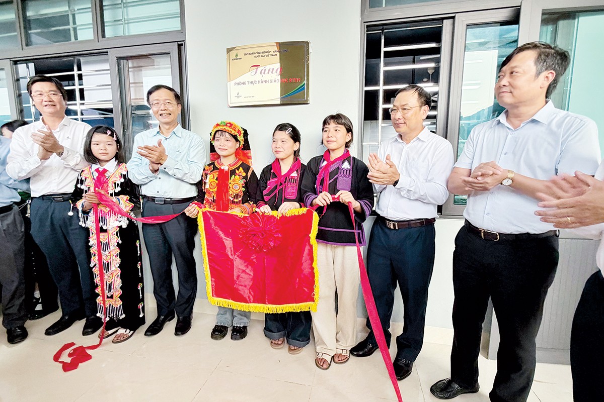 Lễ khánh thành phòng thực hành giáo dục STEM diễn ra trong khuôn khổ chương trình “PETROVIETNAM: Thắp sáng niềm tin - Nâng bước em tới trường”
