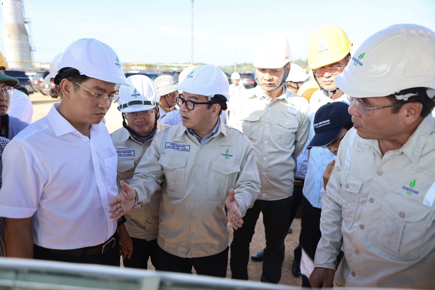 Phó Chủ tịch UBND tỉnh Quảng Ngãi Đỗ Tâm Hiển trong đợt kiểm tra, tháo gỡ các khó khăn, vướng mắc đối với mặt bằng Dự án NCMR NMLD Dung Quất.