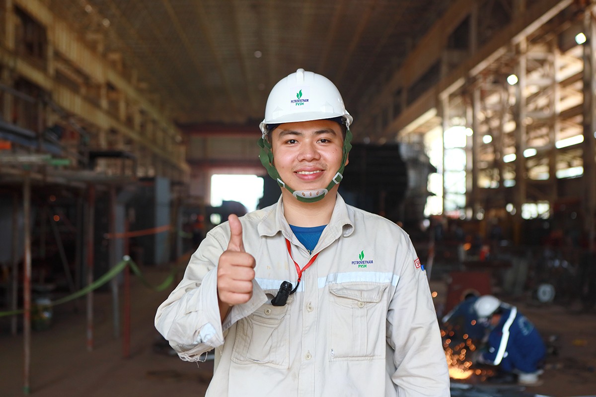 Nguyễn Thành Tuân, kỹ sư trẻ (áo trắng), đại diện thế hệ Gen Z đang tiếp nối và học cách giữ lửa nghề từ những người thợ đi trước