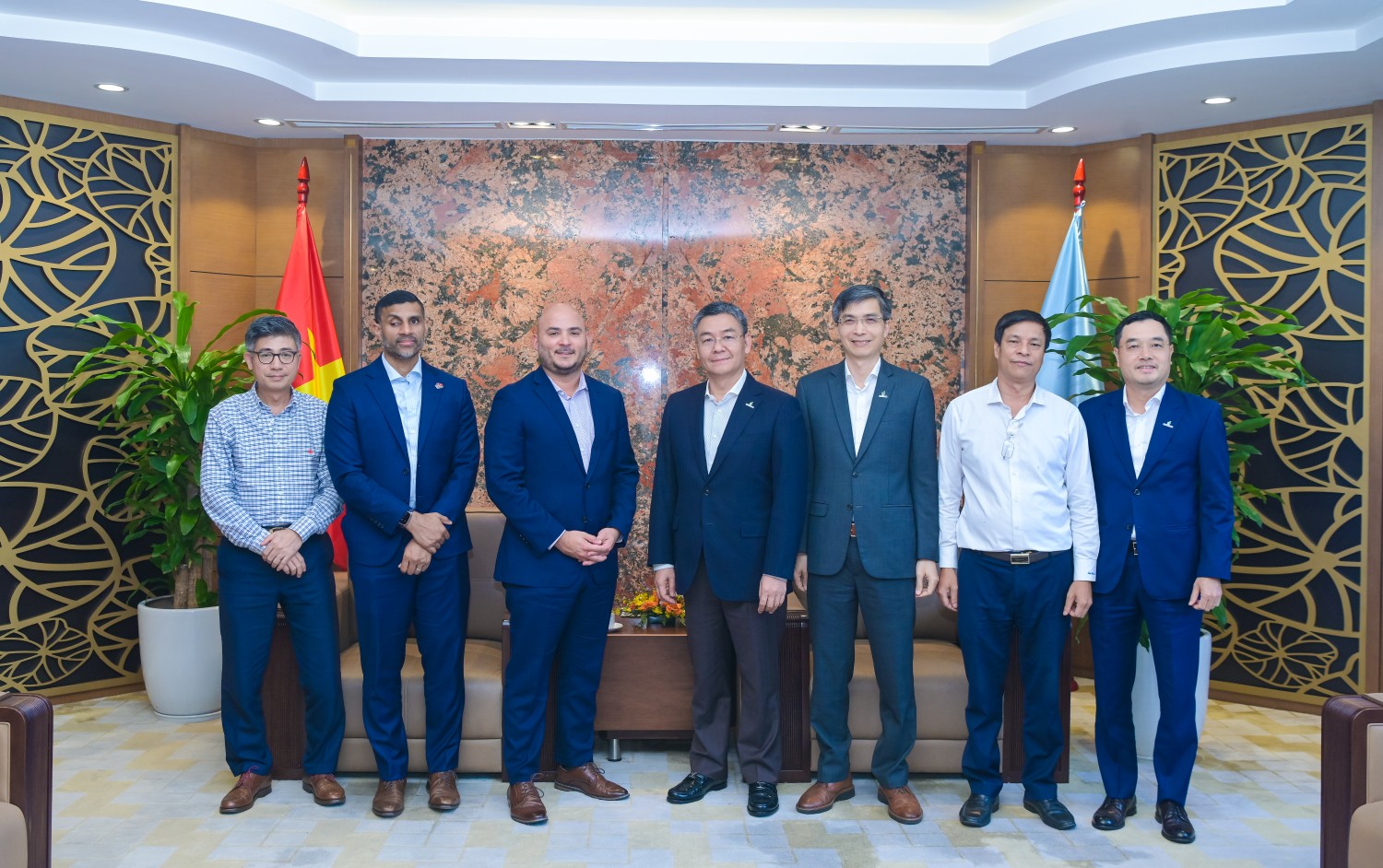 Các đại biểu tham dự buổi làm việc