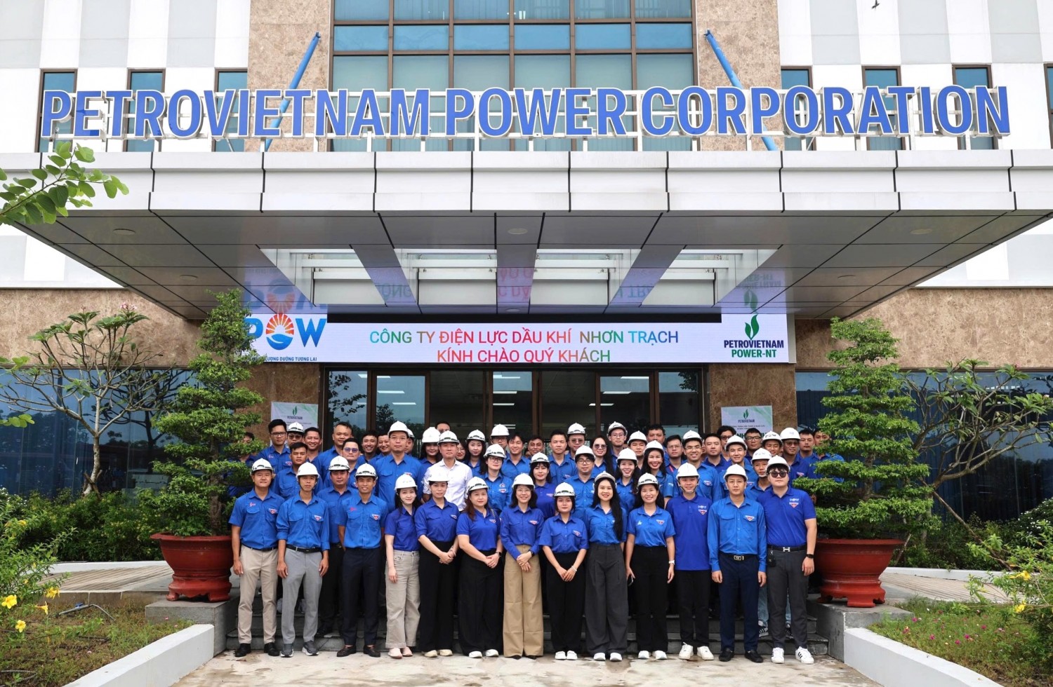 Đoàn trải nghiệm tại Công ty Điện lực Dầu khí Nhơn Trạch.
