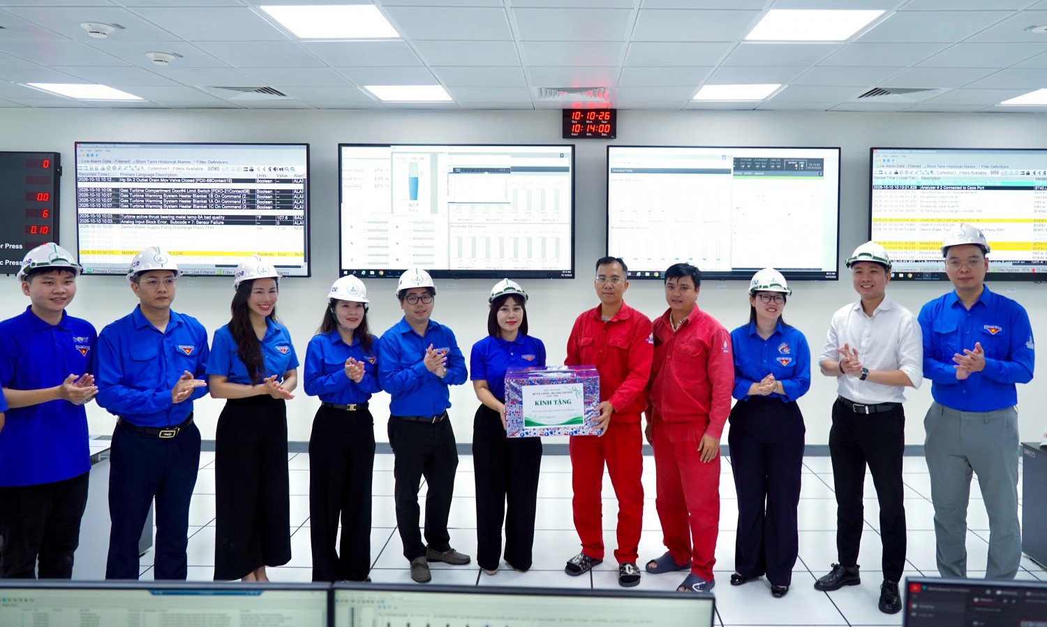 Đoàn công tác tặng quà cho người lao động tại phòng điều khiển trung tâm của Nhà máy điện Nhơn Trạch 3 và 4.
