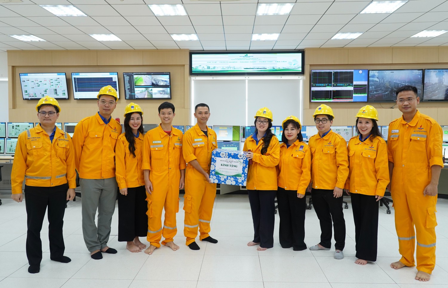 Đoàn công tác tặng quà cho người lao động tại phòng điều khiển trung tâm của Kho cảng PV GAS.