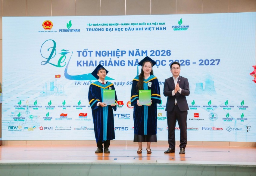 Ông Ngô Khánh Xạ - Phó Tổng Giám đốc PVEP trao hợp đồng lao động của PVEP - Sông Hồng ký với hai sinh viên Lưu Thị Ngọc Nhi và Trần Quan Long của PVU ngay tại lễ tốt nghiệp.